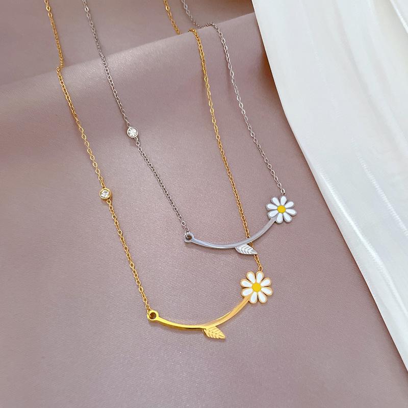 Titanium Steel Leaf Flower Minimalist Stove Real Gold Necklace Female Collarbone Chain Accessories