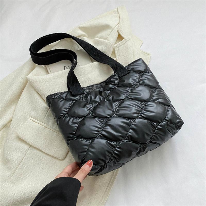 Chic And Spacious Simple Diamond Pattern Shoulder Bag For Everyday Use In 2023