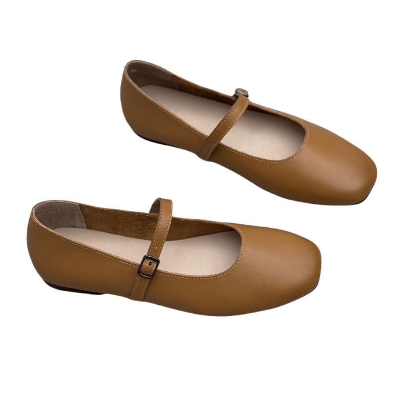 Mary Jane 2025 Vår/Sommar Läderballerinaskor: Damskor i litterär stil med en rem, rund tå och mjukt kohud.