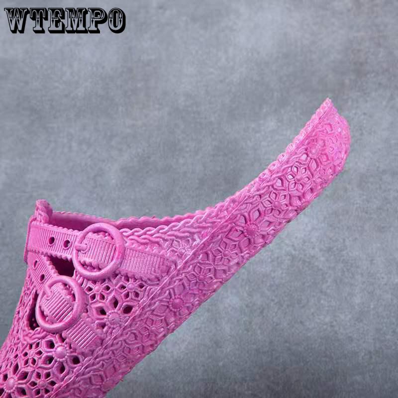 Chinelos de PVC femininos para uso externo, sapatos furados, verão, fundo macio, fundo grosso, sandálias para casa, banheiro, oco, embrulhado, chinelos de praia ao ar livre
