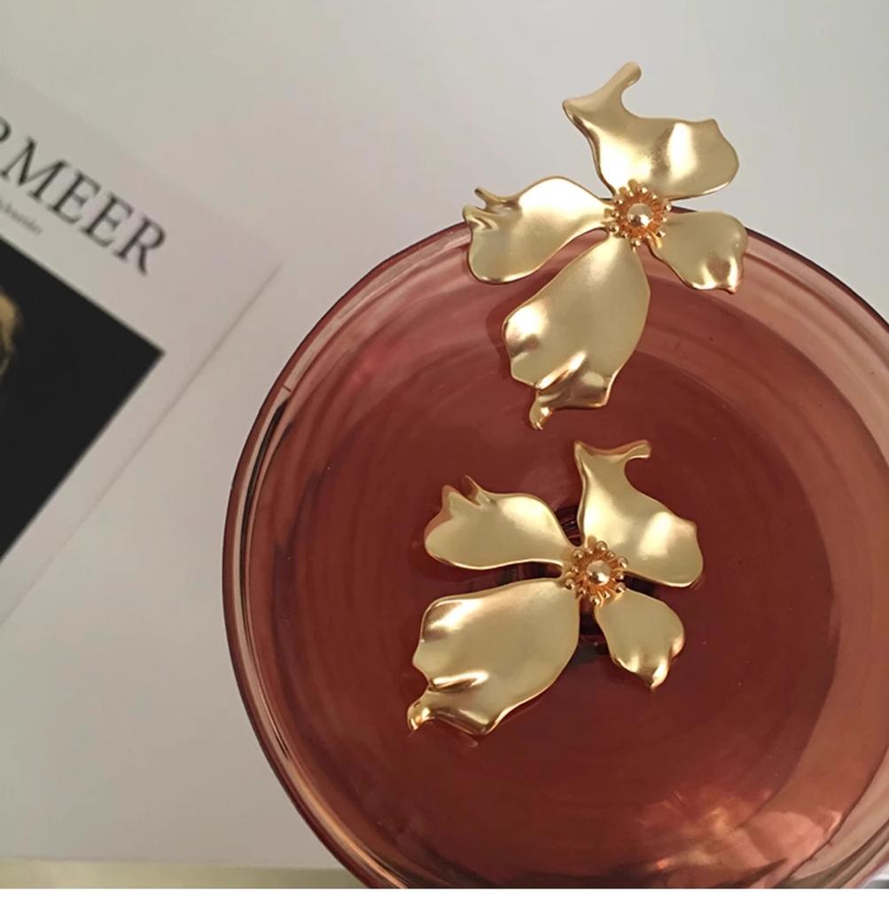Niche Retro French High-end Temperament Metal Flower Simple Earrings Earrings Women