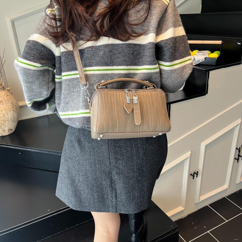 High-end Niche Bag Women's Autumn and Winter Retro New Fashion Messenger Bag Portable Pillow Bag