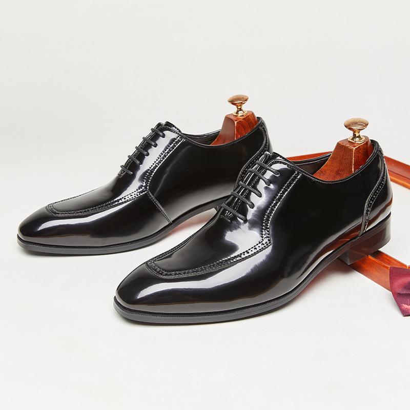

Мужские оксфорды из блестящей лакированной кожи с резьбой в британском стиле для деловых встреч, банкетов и свадеб. 42 чёрный