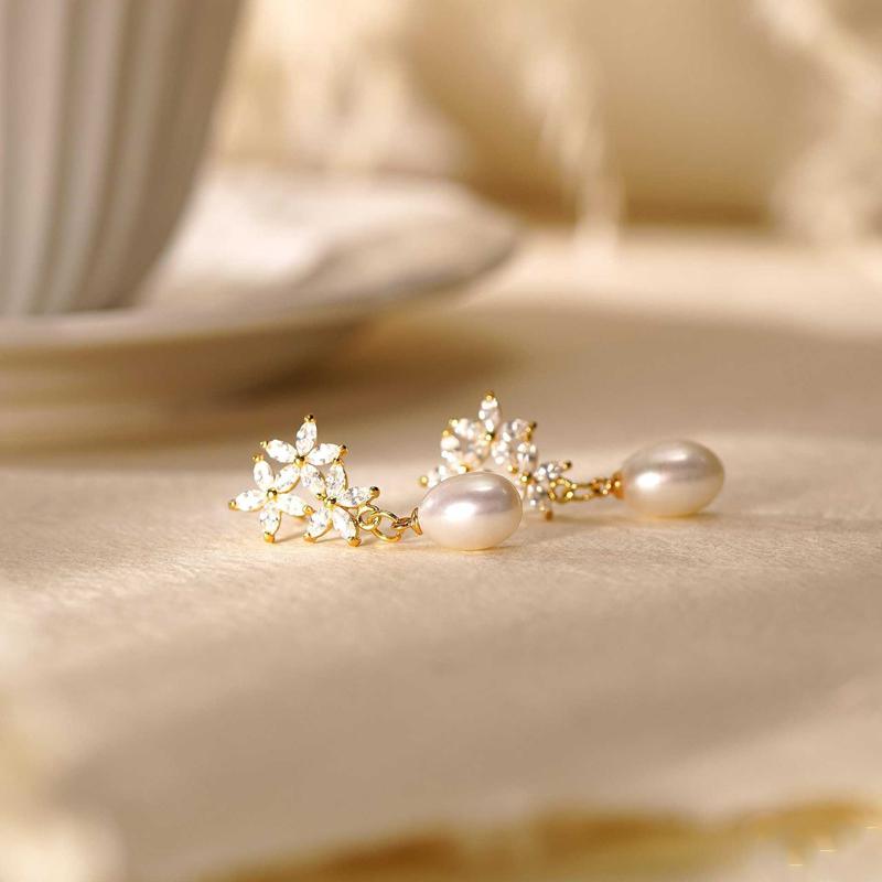 Exquisite Metal Flower Inlaid Zircon Pendant Earrings for Women Elegant White Imitation Pearl Earrings Engagement Party Jewelry