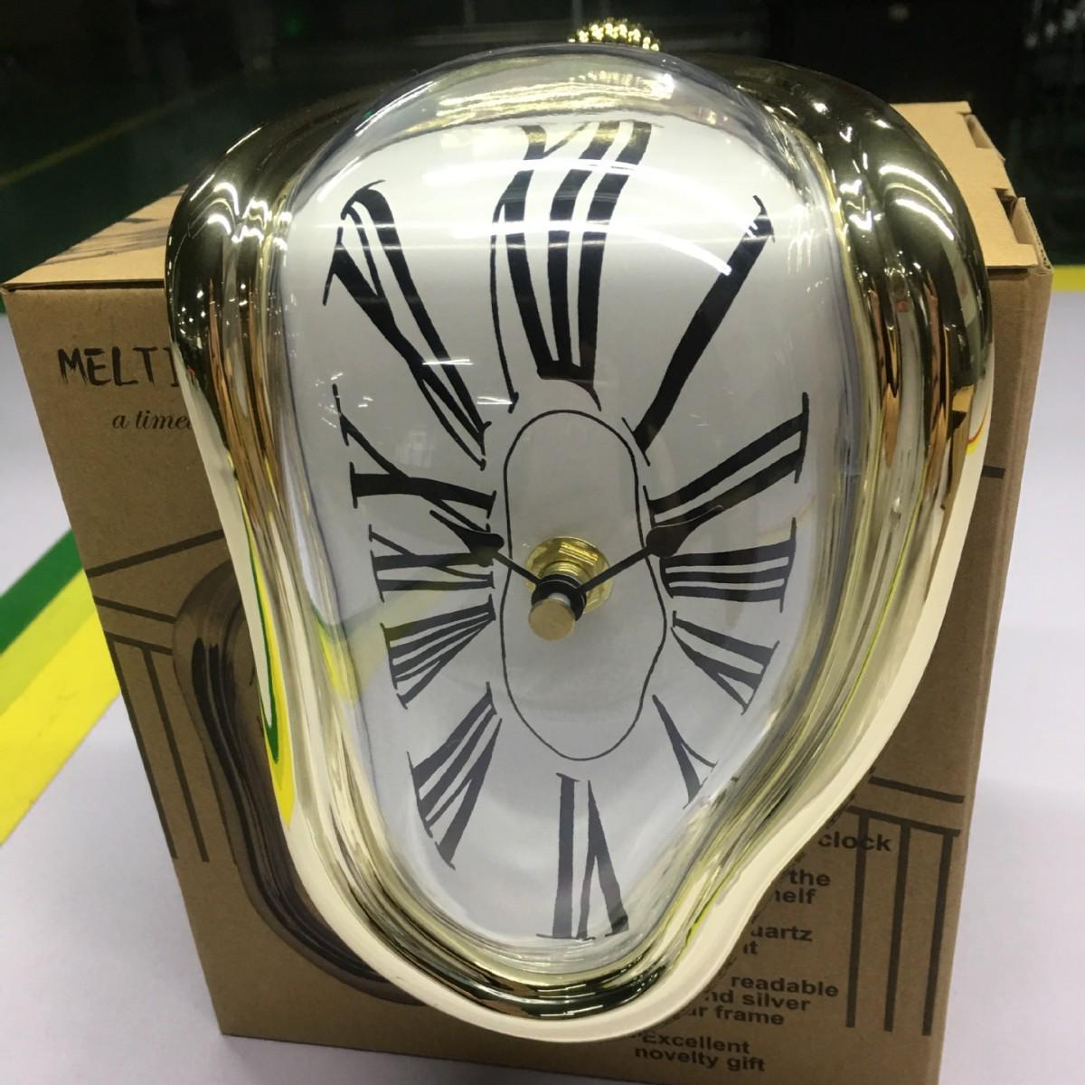 

Creative Melting Table Clock with Roman Numerals – Retro Twist Design for Home and Office Decor