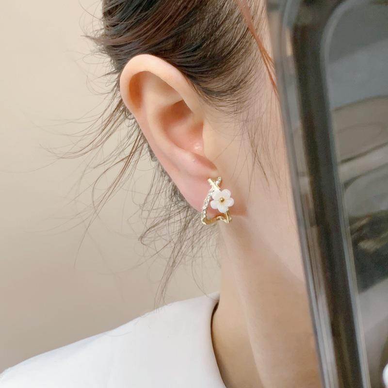 Korean Style Fresh Flower Ear Clips (No Piercing Needed) - Versatile & Painless with High-End Look