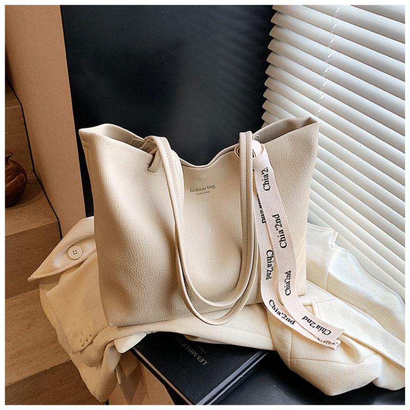 

Commuter to work Large capacity tote bag Women s winter new versatile retro fashion casual shoulder bag