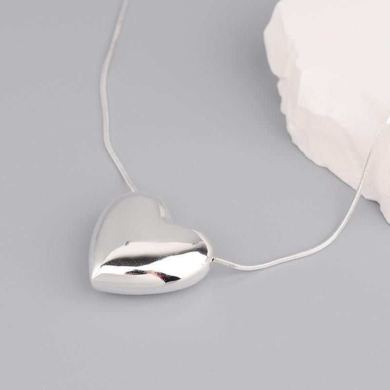 Three-Dimensional Glossy Love Necklace Female Niche Simple Heart-Shaped Peach Heart Neck Chain Collarbone Chain