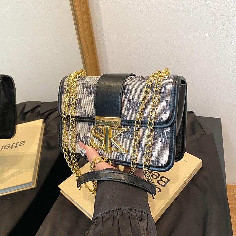 

Популярная нишевая сумка-маленькая квадратная сумка на цепочке с буквенным принтом, женская, 2025, новая, повседневная, универсальная, на плечо, подмышку, сумка-мессенджер для поездок на работу чёрный