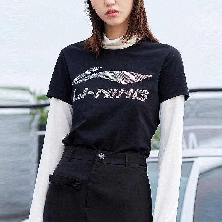 טי שירט לנשים Li Ning עם הדפס לוגו גרדיאנט, צווארון עגול, שרוולים קצרים - צבע שחור AHSR548-2