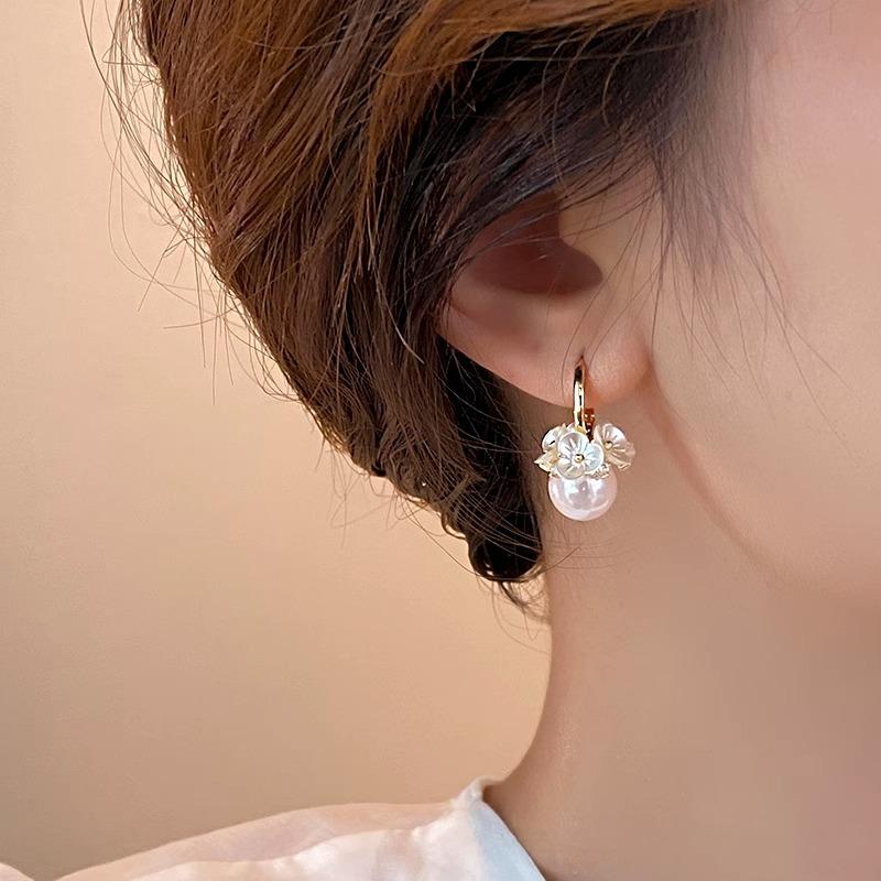 Flower Pearl Women's Earrings Buckle Design Retro Studs Luxury Temperament Unique Drop Earrings Charms Woman Accessories