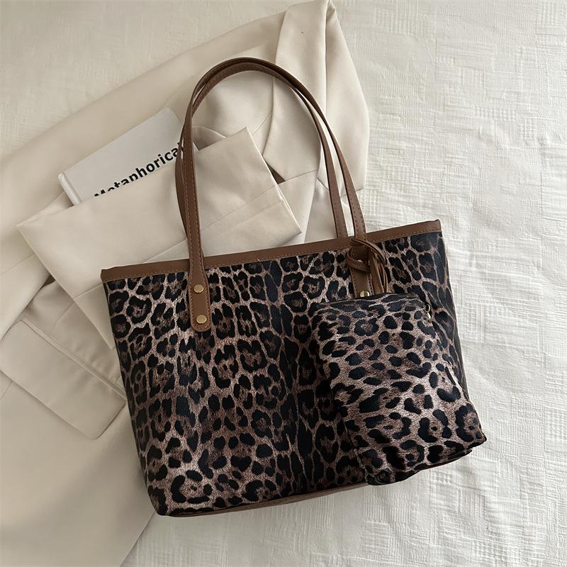 

Leopard print bag women s largecapacity new autumn and winter casual shoulder shopping bag fashionable commuter tote bag коричневий
