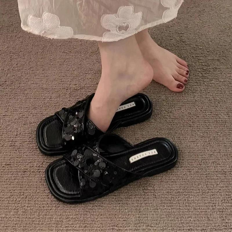 Fashion Hot Selling Summer 2025 New Women's Flat Bottom Slippers Soft Silver Metallic Ankle Strap Versatile Beach Sandals Polyester Sole