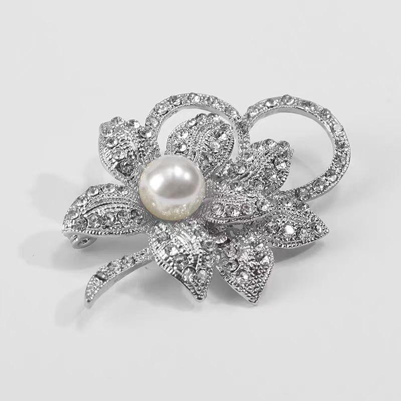 

Инкрустированная бриллиантами жемчужина брошь-цветок элитная нишевая булавка простая мода универсальная корсажная одежда аксессуары