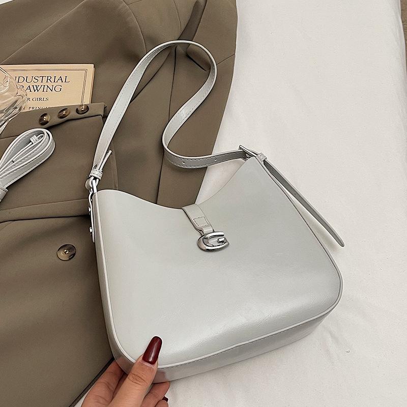 

This year, it is popular to have a simple temperament and a high sense of patent leather underarm bags. Women s commuting is versatile. Ou Ruofeng m