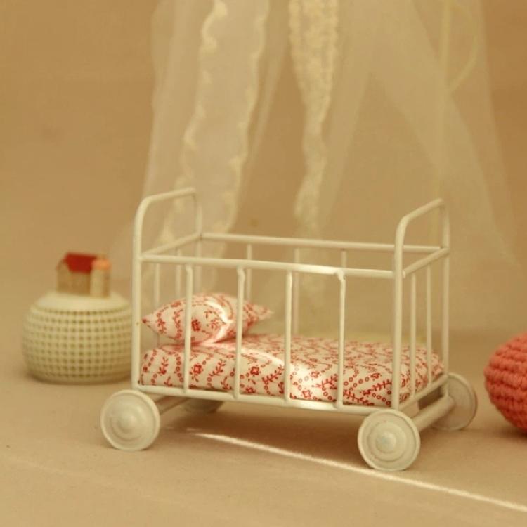 Realistic Miniature Bed Role Play and Display for Dollhouses Enthusiasts, 1:12 Scale, Easy To Assemble, Bassinet Bed