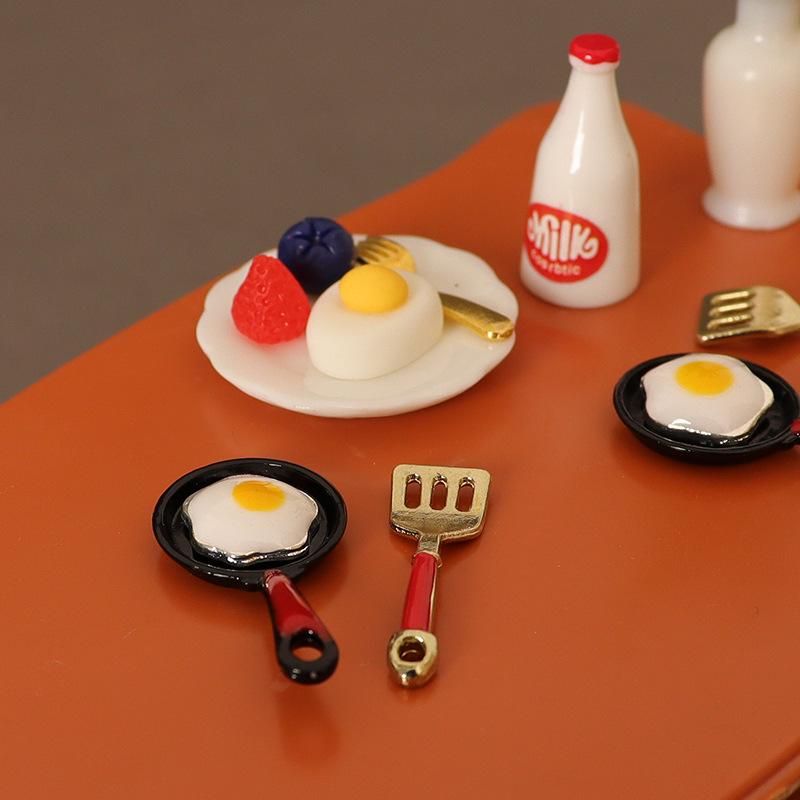 Miniature Dollhouse Fried Egg Pan & Spatula Set for Tiny Kitchen Szene Decor (OB11).