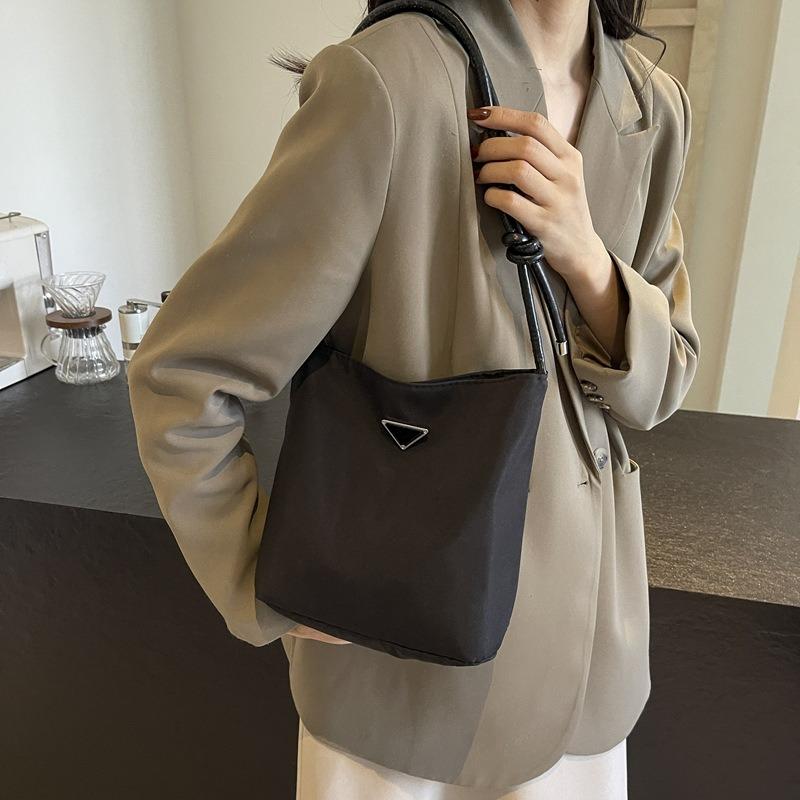 Hand Carry Trend Casual Bucket Bag Women's New Fashion Niche Shoulder Bag To Work Commuter Messenger Bag