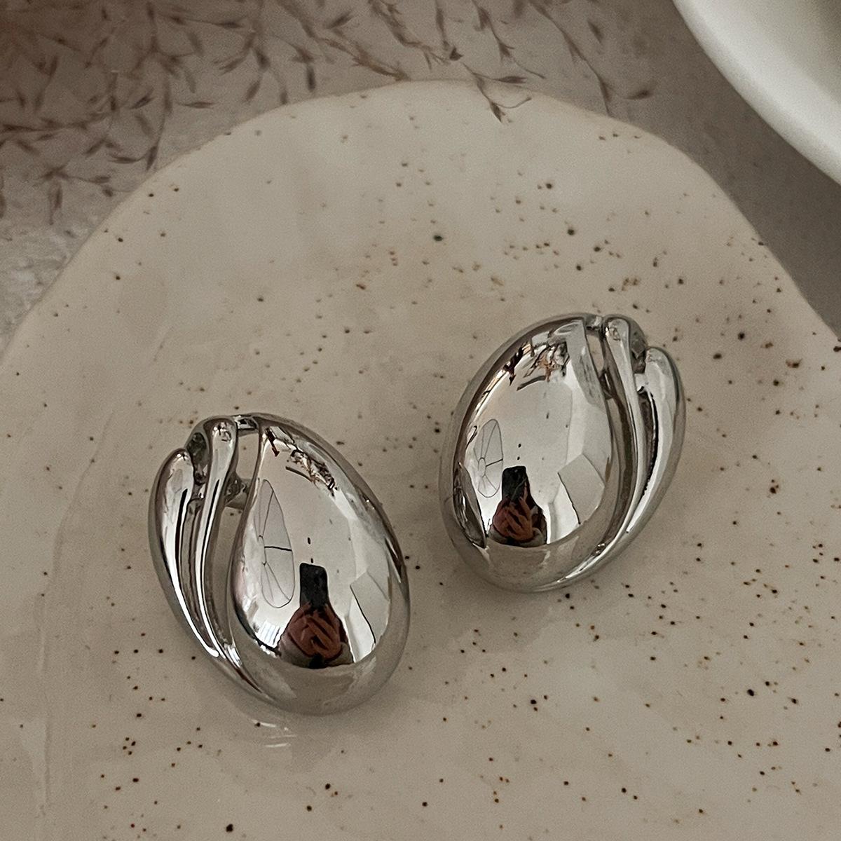 

Популярные французские серьги-пусеты в стиле ретро, женские украшения, нишевый дизайн, серьги из 18-каратного золота с жемчугом в виде листа лотоса