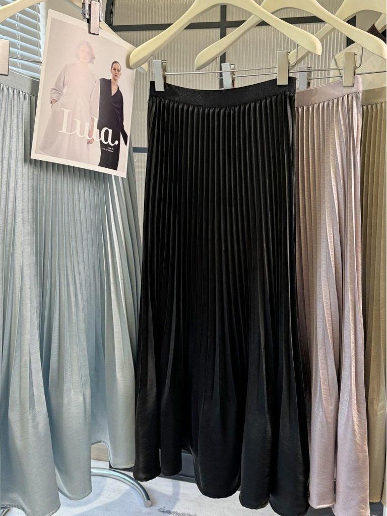 2026 Early Spring A-Line Pleated Skirt: Gentle, Versatile Design for Women's Mid-Length Fashion.
