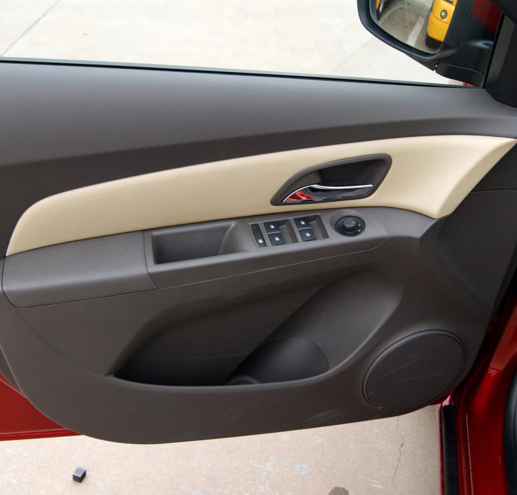 Chevrolet Cruze Panele Drzwiowe, Konsola Środkowa, Deska Rozdzielcza i Podłokietnik Obszyte Skórą Ulepszenie Wnętrza