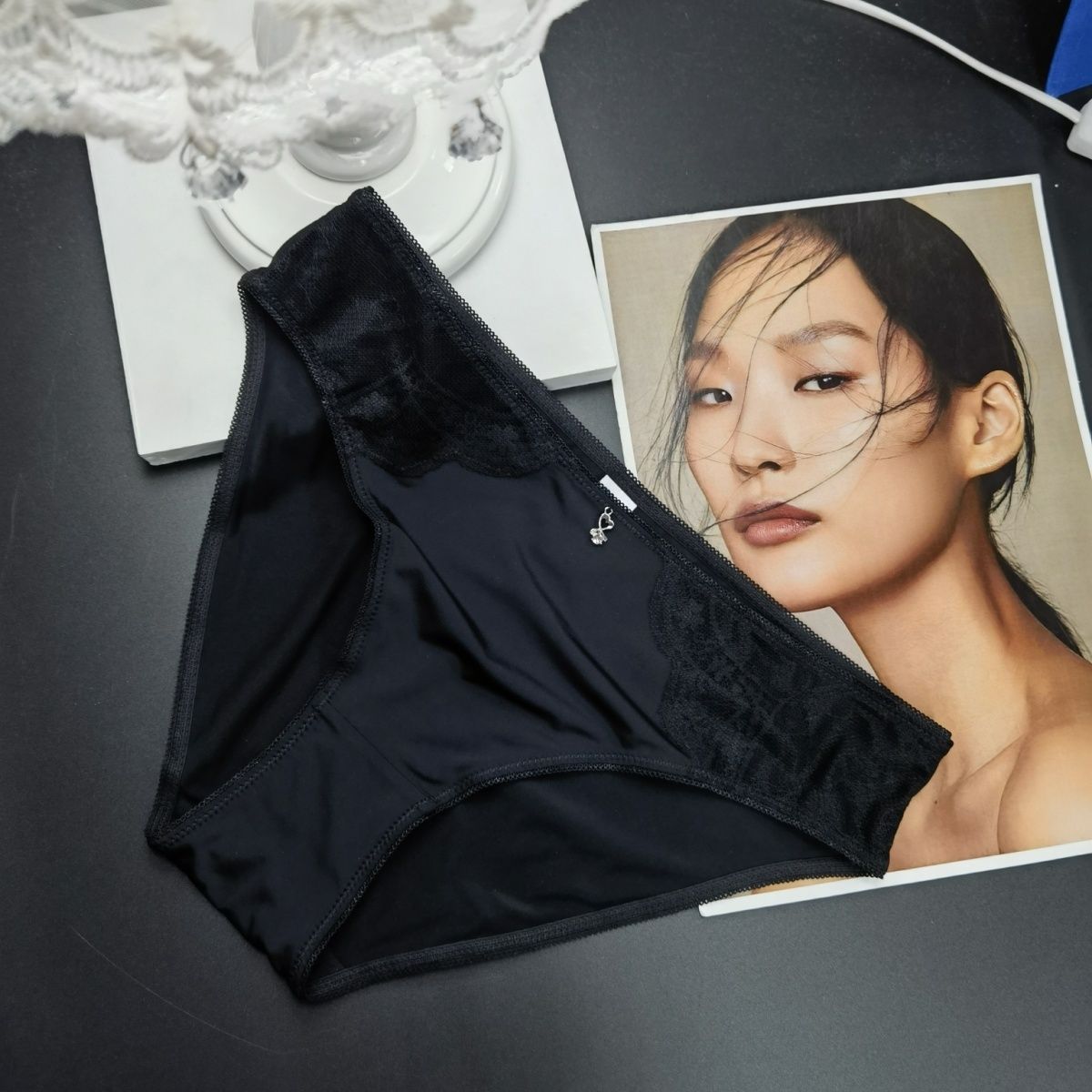 

Сексуальное шелковистое кружевное летнее тонкое нижнее белье-треугольники с полузакрытыми бедрами и средней-низкой посадкой для больших размеров XL