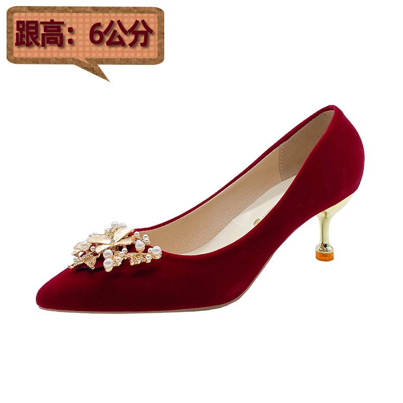 Rosso non è stanco piedi sposa ragazza mostra Lui abito da sposa due indossare tacchi alti scarpe da sposa perla