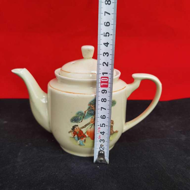 Vintage 70s-80s Nostalgic Teapot - Retro Decor and Film Props