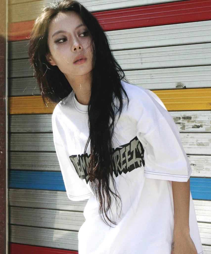 Deumakeu Text Graffiti Boxy Short Sleeve Tee - White