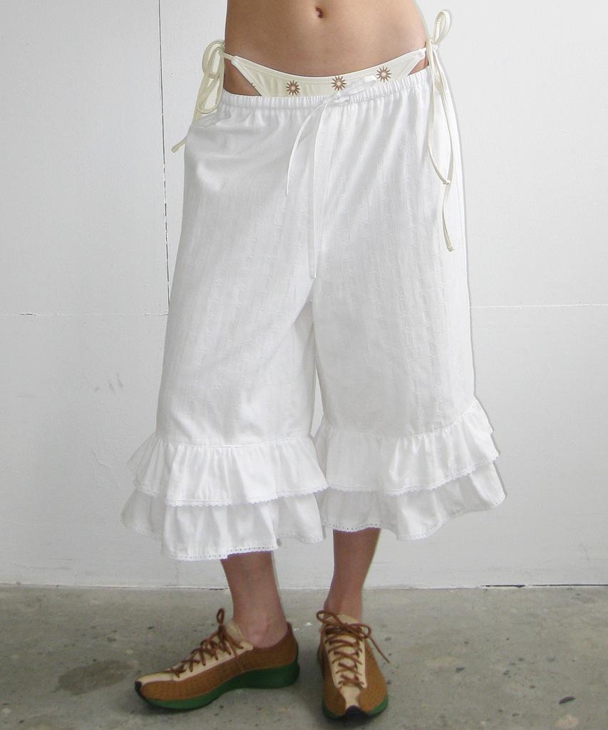 PISCESS Lace Frill Capri Pants_Ivory
