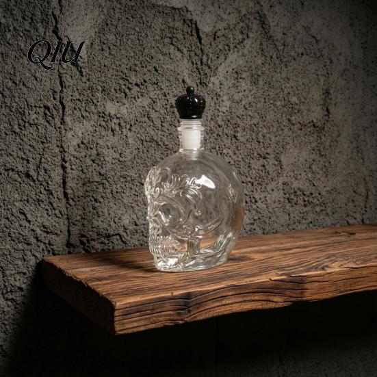 Barware Skull Decanter Whiskey Decanter, 500ml Gothic Glass Bottle with Stopper, Halloween Spirit Dispenser for Home Bar, Creepy Liquor