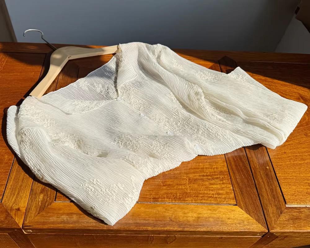 High-Quality Apricot Heavy Jacquard V-Neck Lace Top for Women, 2026 Spring/Summer, Chinese Embroidery, Loose Fit