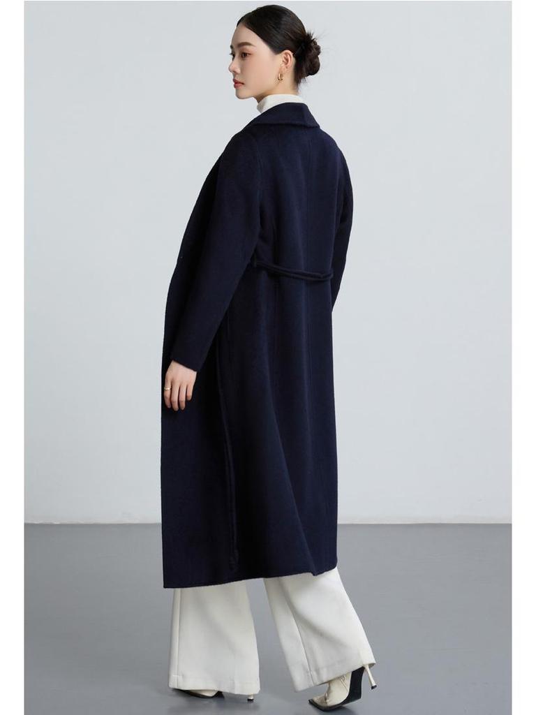 Eleganter doppelseitiger Kaschmantel für Frauen mittleren Alters - Herbst/Winter 2025 Kollektion.