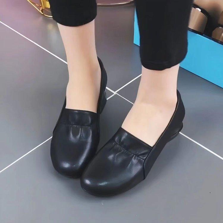 Shallow mouth women s spring summer thick heel comfortable round head leather shoes soft leather middle heel shoes comfortable women s shoes 35 2415₽