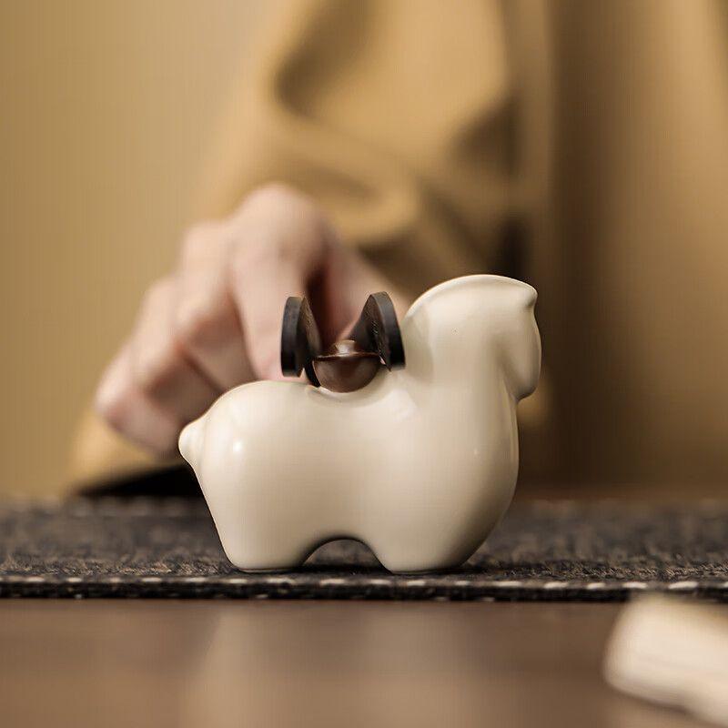 

New high-end premium Ruyao May Have Money Soon zodiac horse tea pet ceramic ornament for living room home decor слоновая кость