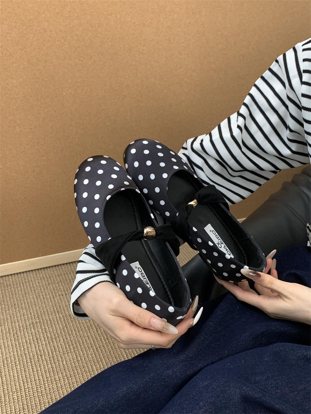 

Retro suede gentle Mary Jane shoes women s single shoes 2025 new shallow mouth niche metal buckle ballet shoes 39