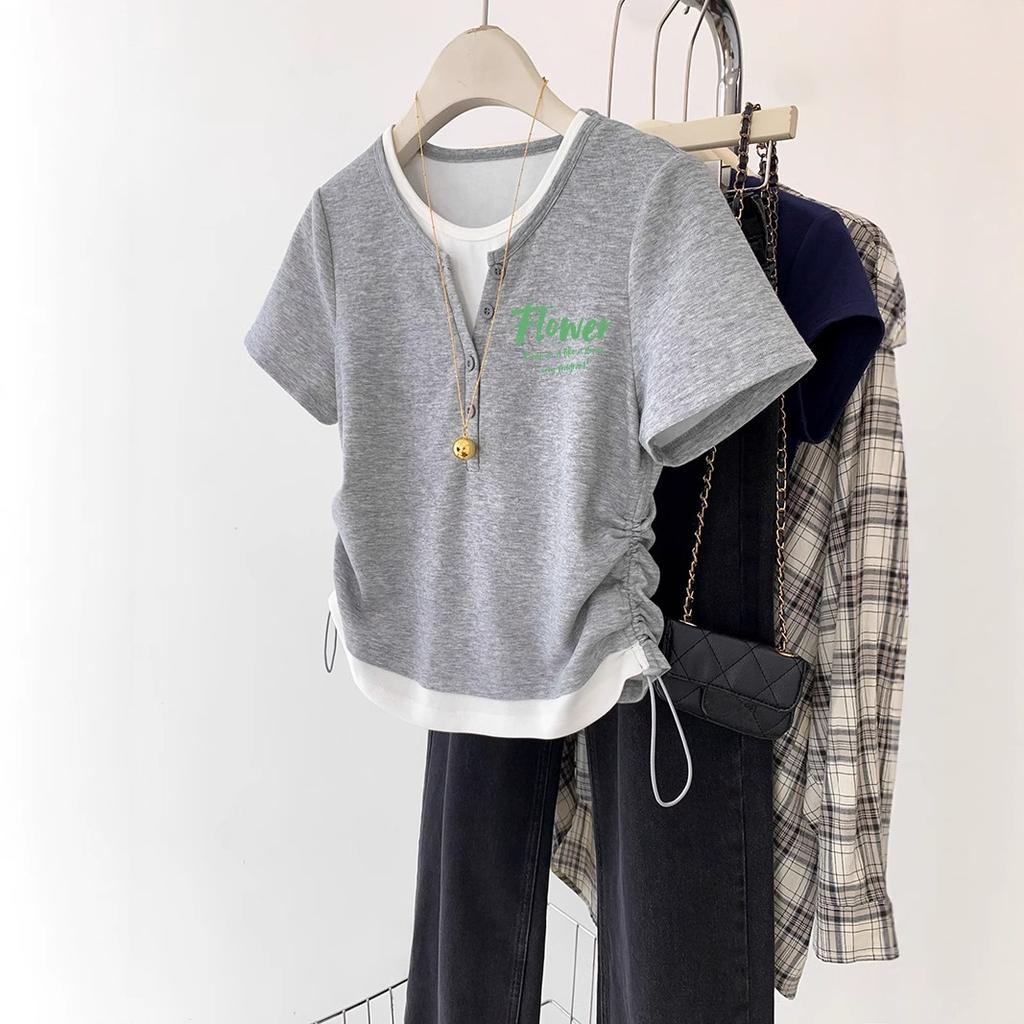 Ein Patchwork-T-Shirt mit Design-Sinn, das wie ein zweiteiliges Oberteil aussieht, mit seitlicher Kordelzug, kurzärmelig, für Damen, ein sommerliches, figurformendes, eng anliegendes kurzes schulterfreies Top