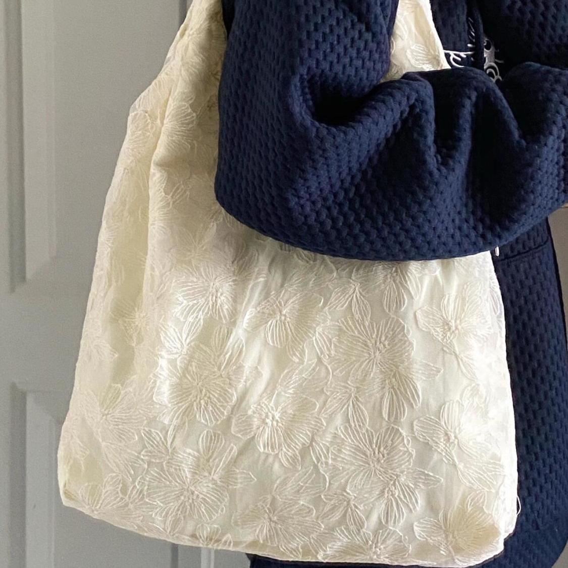 

Женская сумка-тоут новая весна и лето высококачественная текстура нишевая большая вместимость для поездок на работу кружевная ткань на плечо сумка-мессенджер bag + shoulder strap белый