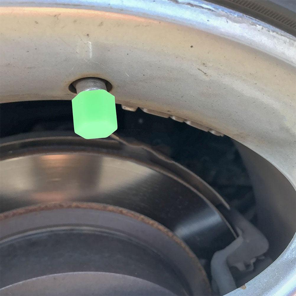 20Pcs Glow in The Dark Screw Caps Silicone Wheel Lug Nut Covers Night Visibility Protection for 15Mm Car Tire Hub Caps