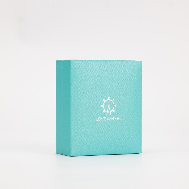 

Подарочный набор «Колесо обозрения»: Коробка с верхней/нижней крышкой, конверт, сумочка, шкатулка для драгоценностей, салфетка для полировки серебра.