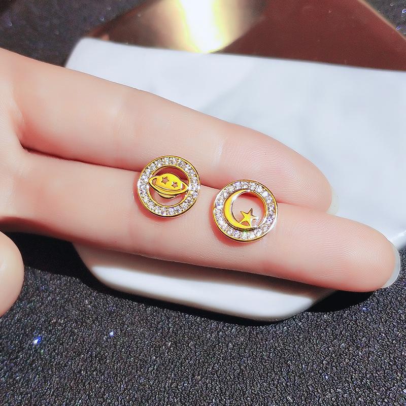 High End Sense Circle Fashion Diamond Earrings for Women Asymmetric Star and Moon Earrings Super Fairy Fresh Simple Ear Clip Without Ear Holes