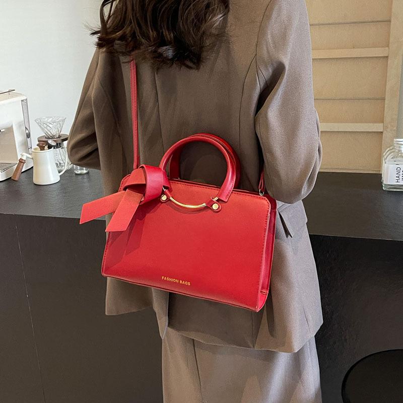 Wedding bag Textured bag Women's new messenger bag Large capacity commuting Red wedding bride portable shoulder bag