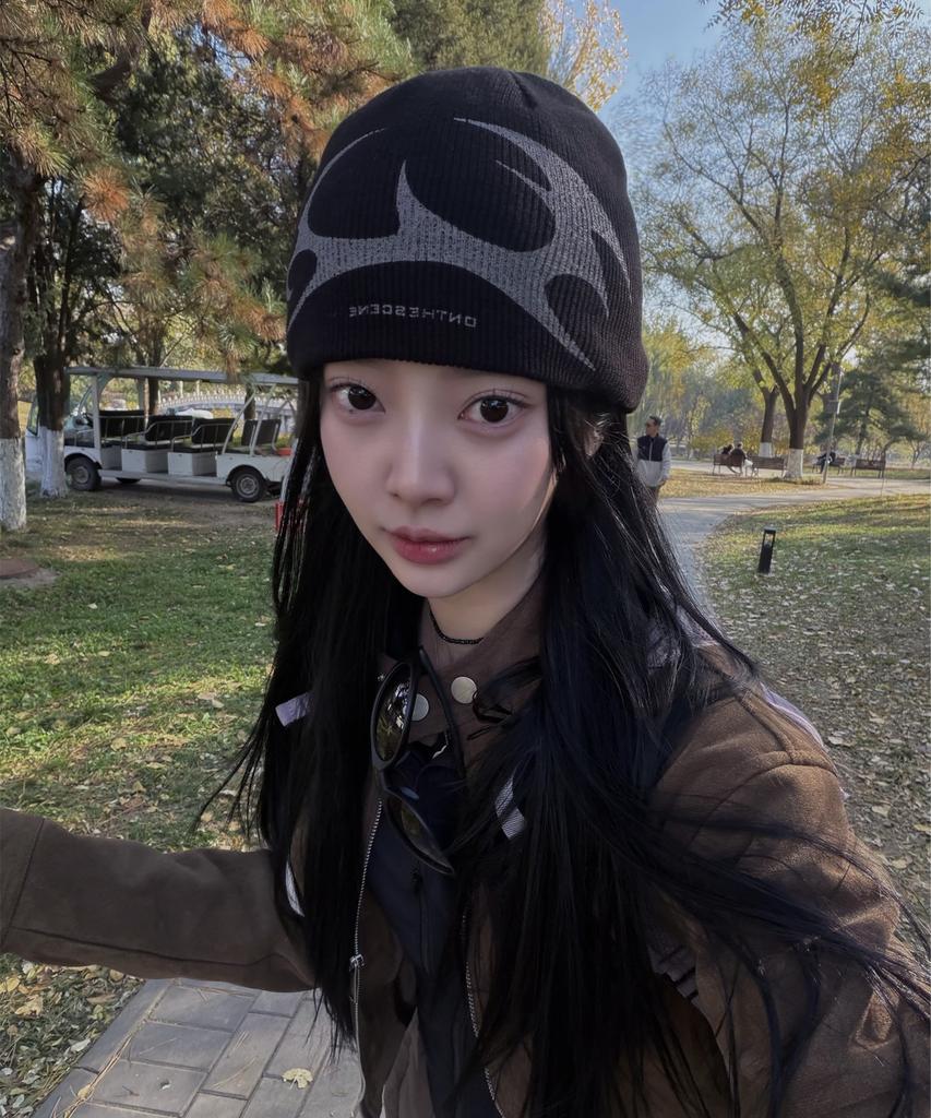 Ondeossin Black Pointed Beanie