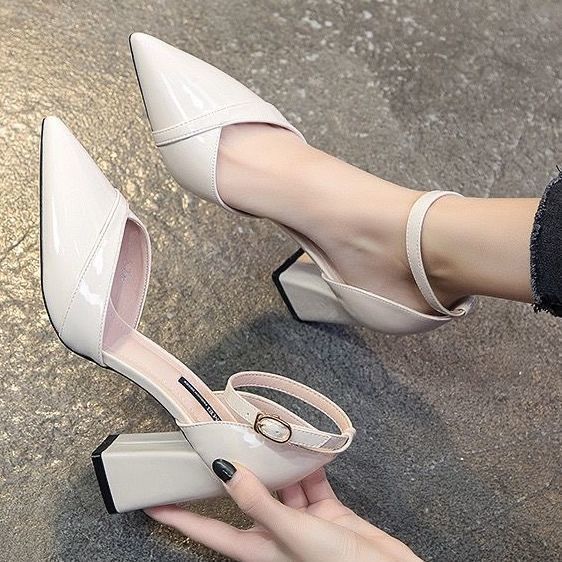 The new Korean model is thin, small and fresh for women's spring and autumn, the new versatile pointed one-word buckle single shoes, and the middle