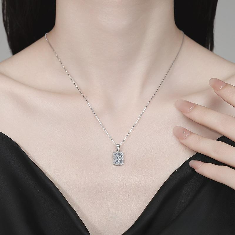 Platinum PT950 Gold Moissanite Necklace with Sparkling Diamonds, Simple and Luxurious, Niche Pendant, Collarbone Chain