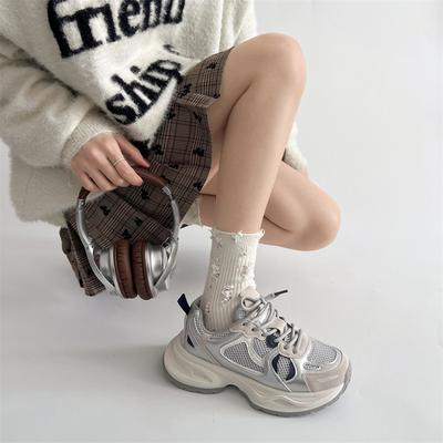 Grijze sportschoenen met dikke zool, Koreaans, veelzijdig en lichtgewicht, voor dameszomer 2025, nieuwe schoenen die de voeten laten zien, kleine Hongkongse stijl