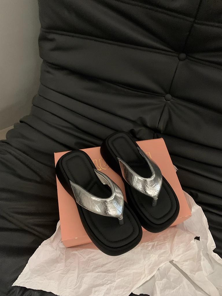 Small muffin thick-soled flip-flops shoes women's shoes wear 2025 new summer sandals toe sandals
