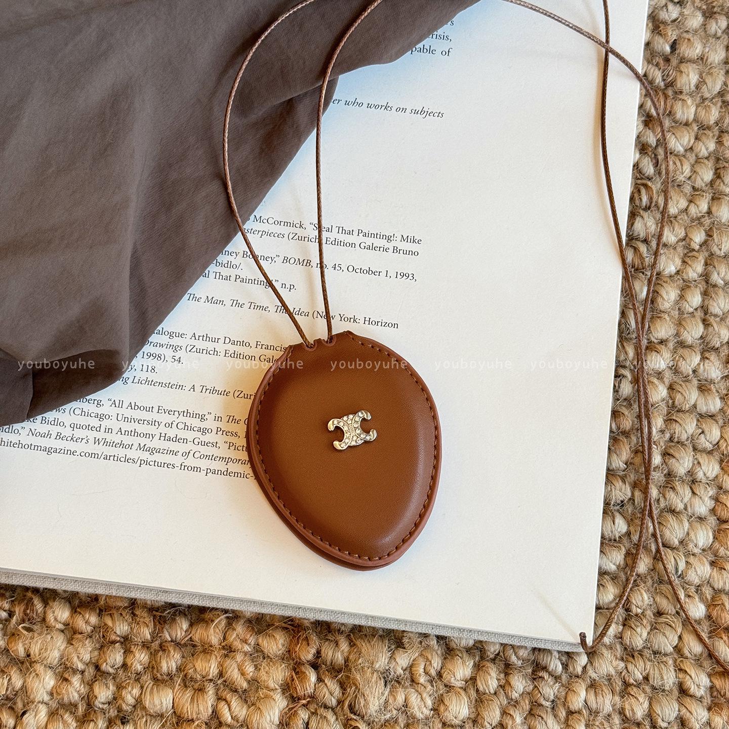 

Vivienne Westwood Коричневая магнитная клипса для очков: Портативное зеркало и аксессуар для солнцезащитных очков для женщин.