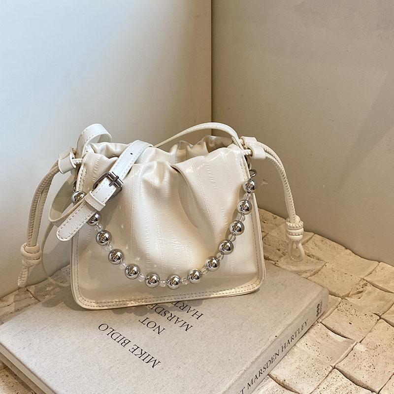 Ny Trendig och Moderiktig High end One Shoulder Crossbody, Liten och Populär Design, Skrynklig PU Utsökt