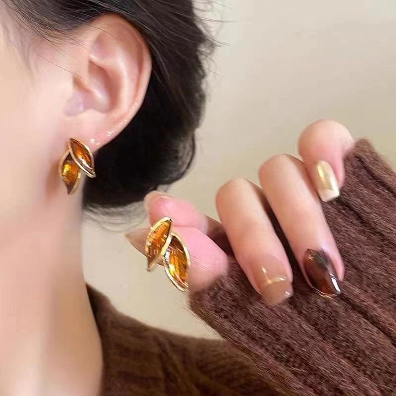 Neuer koreanischer Ankunft Metall Trendig Frisch Lieblich Süß Graues Blatt Ohrstecker für Damen Modeschmuck Geschenke